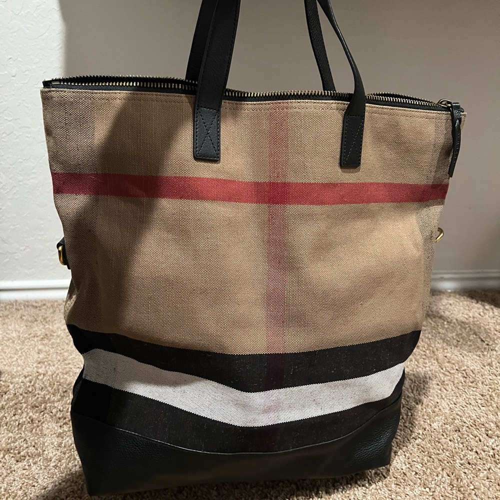 Burberry Tote / Carry on